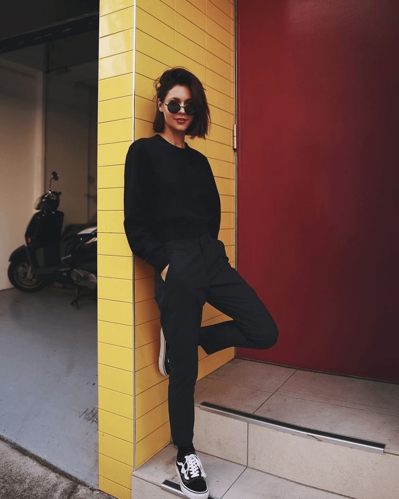 All-black outfit combines with Vans sneakers